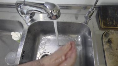 Ellerini yıka, ellerini yıka, lavaboda ellerini iyice yıka, parmaklarını iyice ovala, hijyene uy.