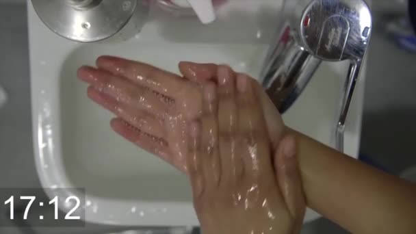 手を洗う 手を洗う ホームシンクで手の徹底的な洗浄 よく指をこすり 衛生に一致します — ストック動画