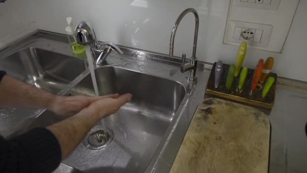 Tvätta Händerna Handtvätt Noggrann Handtvätt Diskhon Gnugga Fingrarna Väl Matcha — Stockvideo