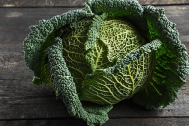 Savoy lahana arka plan koyu ahşap bir masa üzerinde