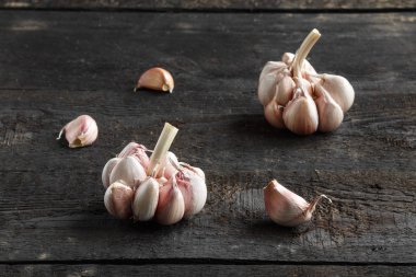 Sarımsak ampuller karanlık tablo arka plan üzerinde yakın çekim