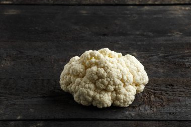 Siyah arka planda taze karnabahar.