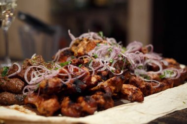 şiş kebap masada kırmızı soğan ile yakın çekim