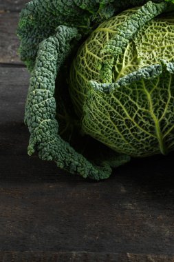 Savoy lahana koyu ahşap bir masa üzerinde.