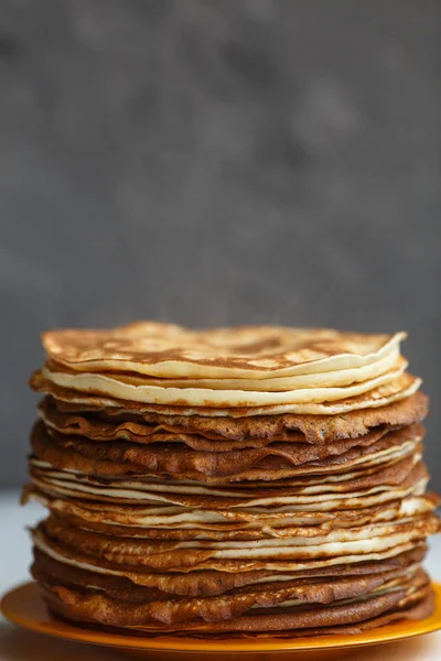 Hoge Stapel Gekookte Klassieke Pannenkoeken Traditionele Voor Pannenkoek Week Maslenitsa — Stockfoto