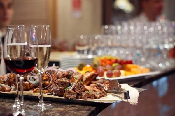 赤玉ねぎとシャンパンのグラスとシシカバブ — ストック写真