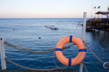 Güzel Ege Denizi zemin karşı gemide parlak turuncu lifebuoy