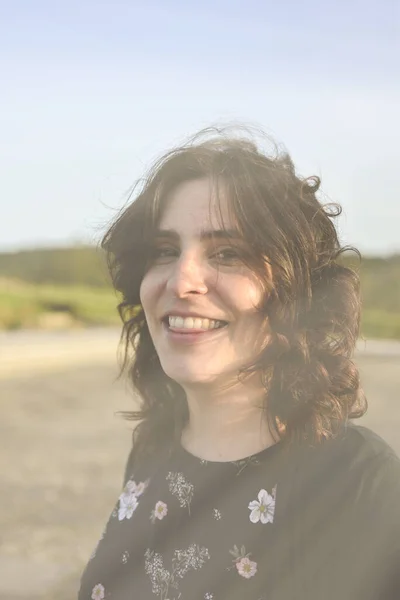 Jovem Mulher Sorrindo Feliz — Fotografia de Stock