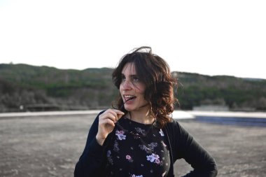 Genç ve güzel bir kadın eğleniyor ve surat yapıyor.