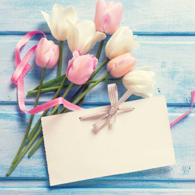 Bahar laleler ve boş etiket  