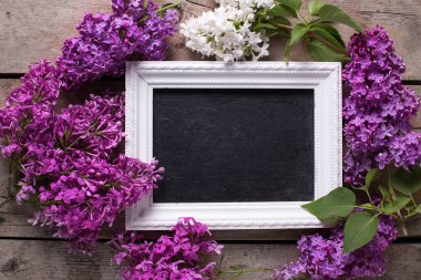 Boş yazı tahtası ve çiçekler 