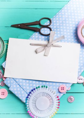 Dikiş ipliği ve boş etiket 