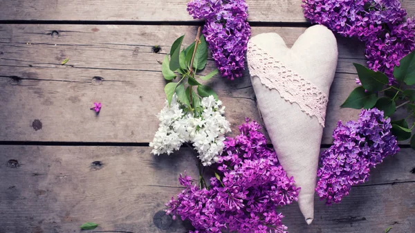 Καρδιά και λευκό και μοβ λιλά λουλούδια — Φωτογραφία Αρχείου