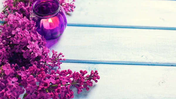 新鮮な香りのよいライラック色の花のフレーム — ストック写真