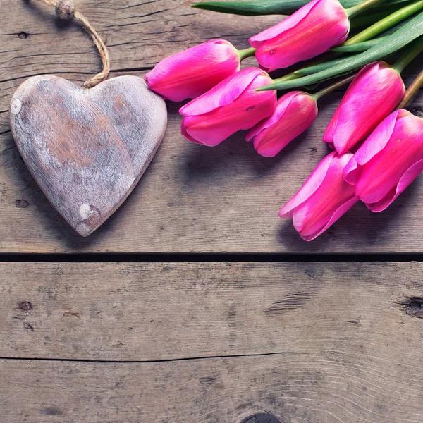 Pembe bahar laleler ve dekoratif kalp — Stok fotoğraf