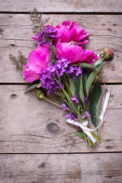 Pembe peonies çiçek demet — Stok fotoğraf