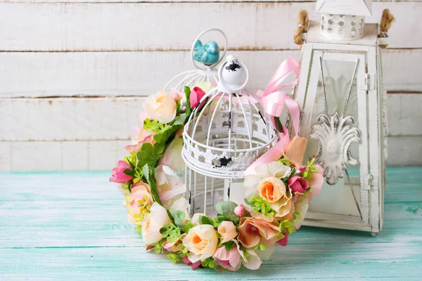 Flower wreath and decorative lantern — Stock Photo, Image