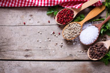 tahta kaşıklar içinde baharatlar