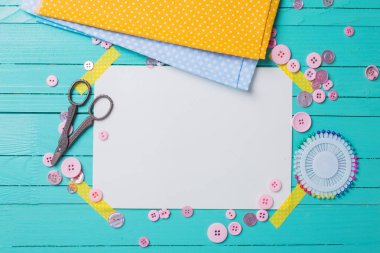 Dikiş ipliği ve boş etiket 