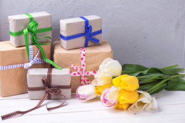 Sarı ve beyaz bahar laleler 