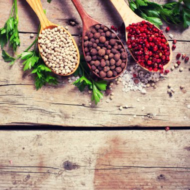 tahta kaşıklar içinde baharatlar