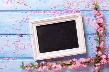 pembe çiçekler ve boş yazı tahtası 