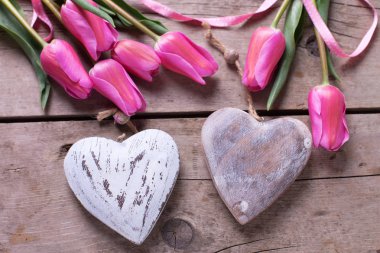 İki dekoratif kalp ve Lale  