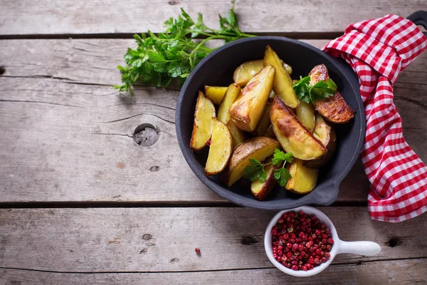 Batatas assadas na frigideira com ervas — Fotografia de Stock