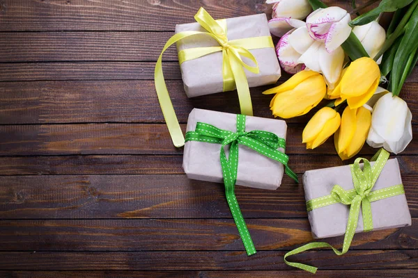 Yellow and white spring tulips — Stock Photo, Image