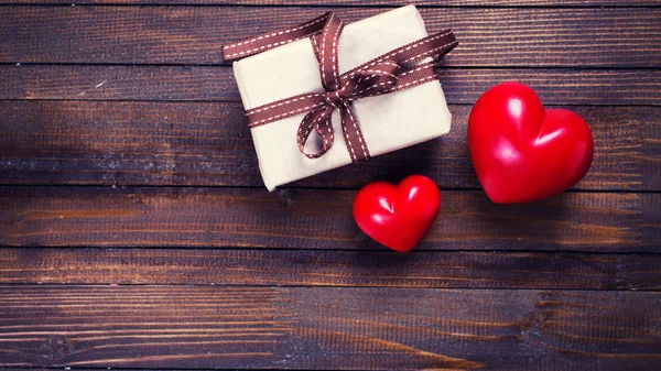 Gift box and red hearts — Stock Photo, Image