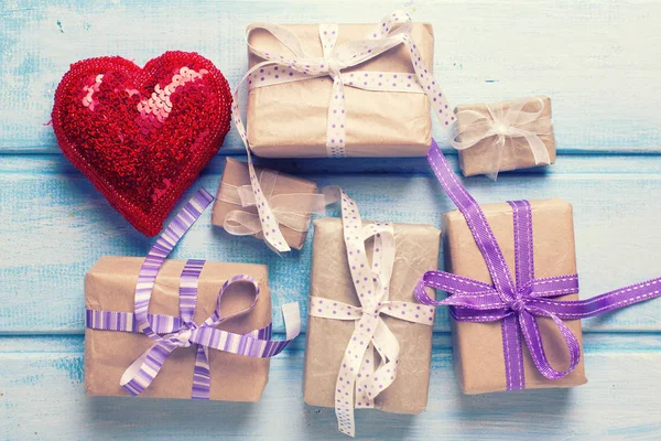 Cajas de regalo festivas con regalos —  Fotos de Stock