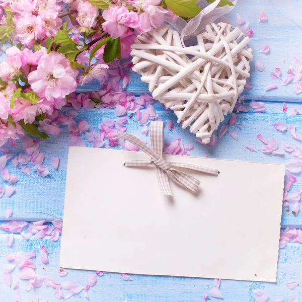 Sakura bloemen en decoratief hart — Stockfoto