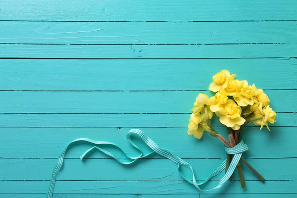 Gelbe Blumen auf türkisfarbenem Holz — Stockfoto