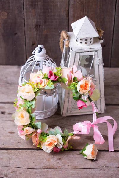 Coroa de flores e lanterna decorativa — Fotografia de Stock
