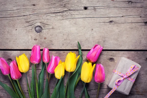 Zářivě žluté a růžové jarní tulipány — Stock fotografie