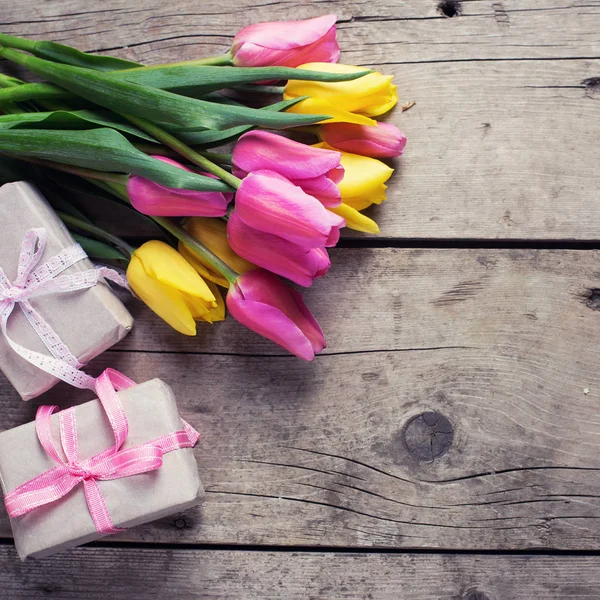 Zářivě žluté a růžové jarní tulipány — Stock fotografie