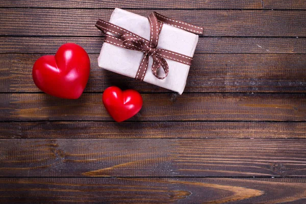 Gift box och röda hjärtan — Stockfoto
