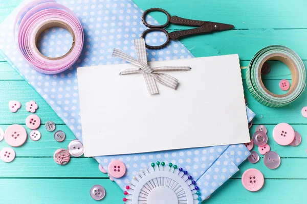 Sewing thread  and empty tag — Stock Photo, Image