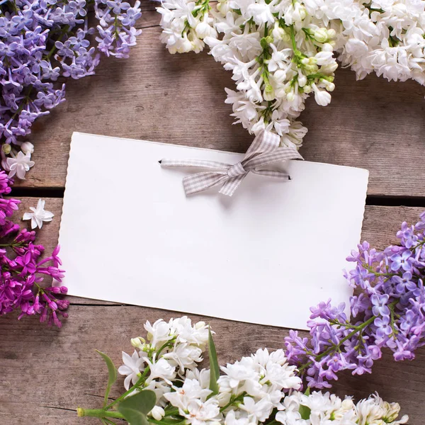 Aromatiska lila blommor och Tom tagg — Stockfoto