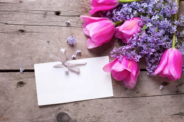 Ροζ τουλίπες λουλούδια και κενή ετικέττα — Φωτογραφία Αρχείου