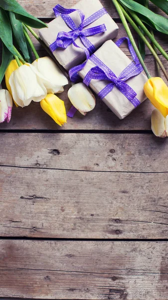 Tulipes printanières jaunes et blanches — Photo