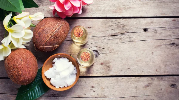 Kokosnötter och kokosolja — Stockfoto