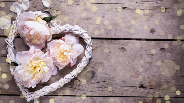 Corazón decorativo y flores rosas — Foto de Stock