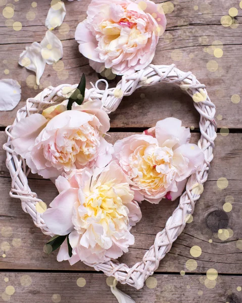 Decoratieve hart en roze bloemen — Stockfoto