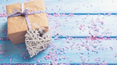 Hediye ile sarılmış kutusu