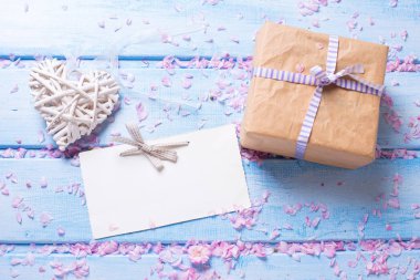 Hediye ile sarılmış kutusu