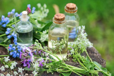 Temel aroma yağı şişelerde