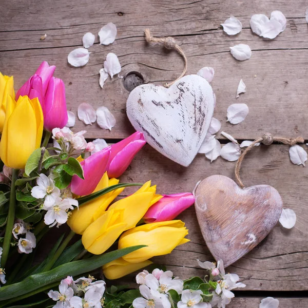 Zwei dekorative Herzen und Blumen — Stockfoto