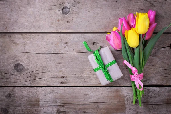 Tulipes printanières jaune vif et rose — Photo