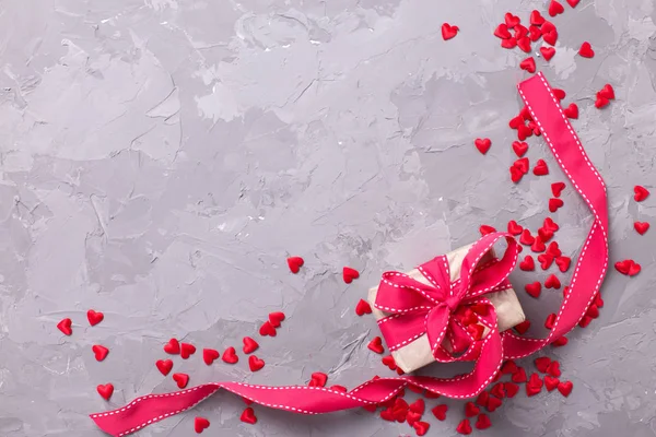 Confezione regalo con nastro e cuori rossi — Foto Stock